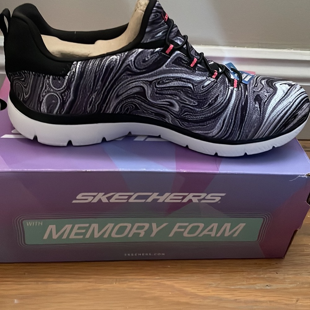 Sketchers Sneakers w/Memory Foam. Size 8.5 wide color black/white